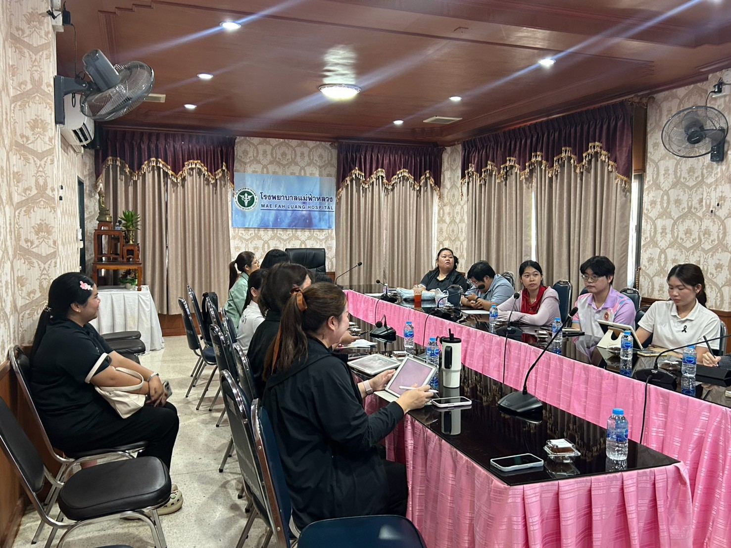 งานสุขาภิบาลสิ่งแวดล้อมและศูนย์ความปลอดภัย จัดประชุมเตรียมการมอบมุ้งสู้ฝุ่นและกล่องอากาศสะอาดให้แก่กลุ่มเปราะบา เพื่อลดผลกระทบต่อสุขภาพจากปัญหาฝุ่นละอองขนาดเล็ก PM2.5 ร่วมกับภาคีเครือข่าย อำเภอแม่ฟ้าหลวง
