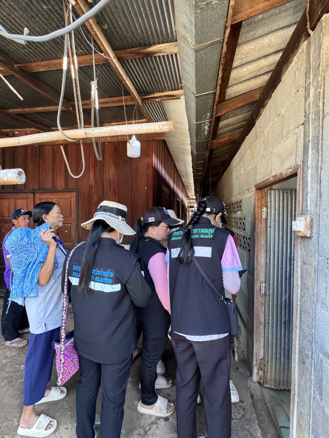 งานสุขาภิบาลสิ่งแวดล้อมและศูนย์ความปลอดภัย ร่วมกับสาธารณสุขอำเภอแม่ฟ้าหลวง รพ.สต.บ้านสามแยกและอสม.ในพื้นที่ ลงพื้นที่สำรวจการใช้เครื่องทำน้ำอุ่นชนิดแก๊สในชุมชนอย่างปลอดภัย